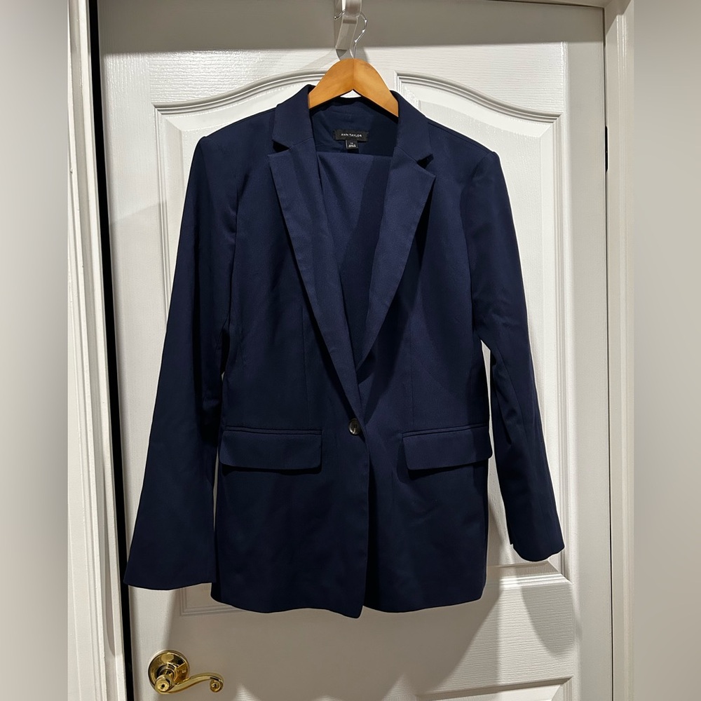 Ann Taylor suit - navy textured drape. Seasonless. Excellent condition!
